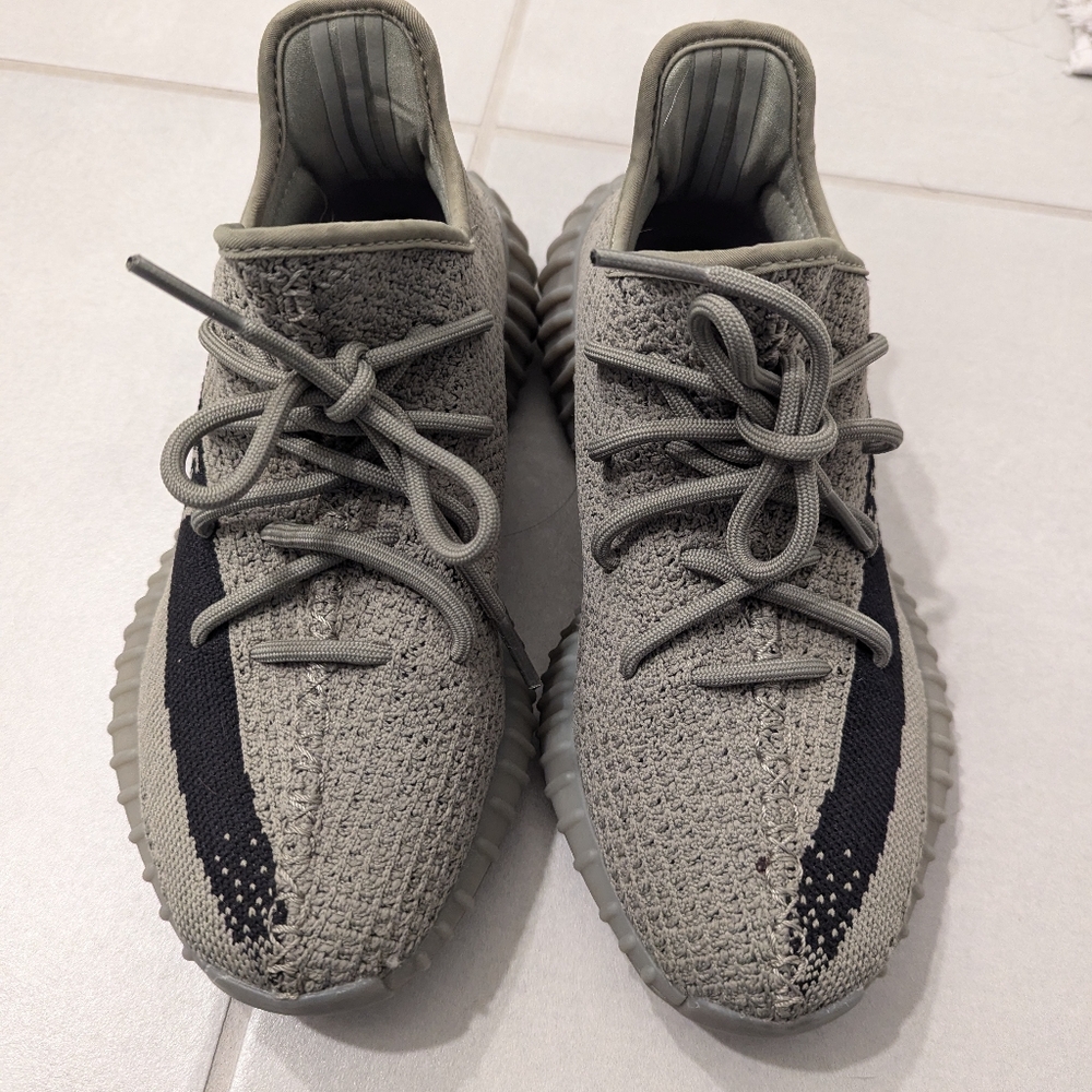 Yeezy Boost 350 V2 size 6.5 in Mens. Grey color hardly worn.